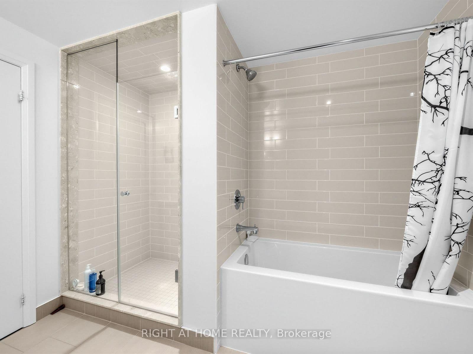 55 Speers Road, Unit LPH04 (1804) thumbnail 23