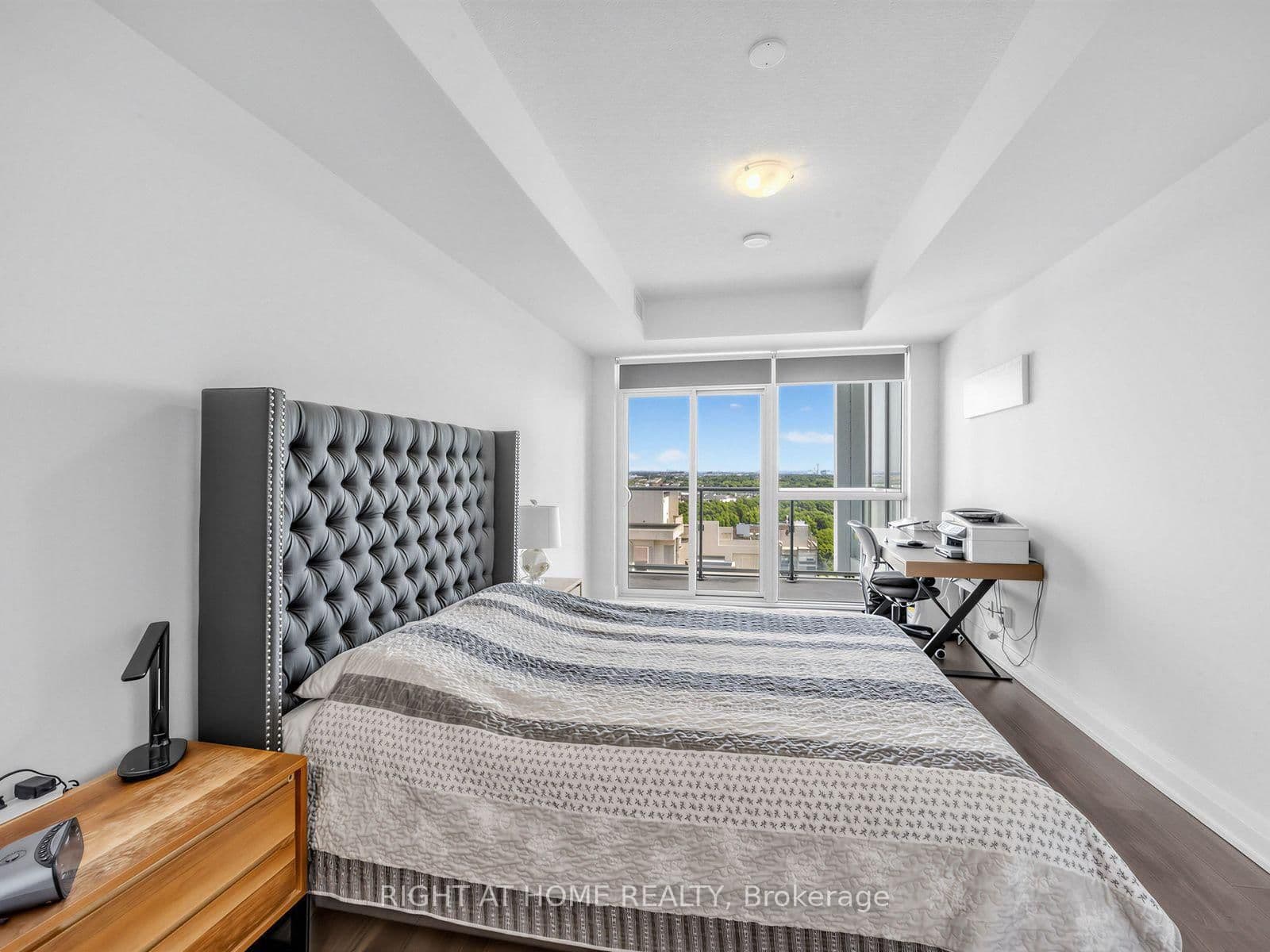 55 Speers Road, Unit LPH04 (1804) thumbnail 25