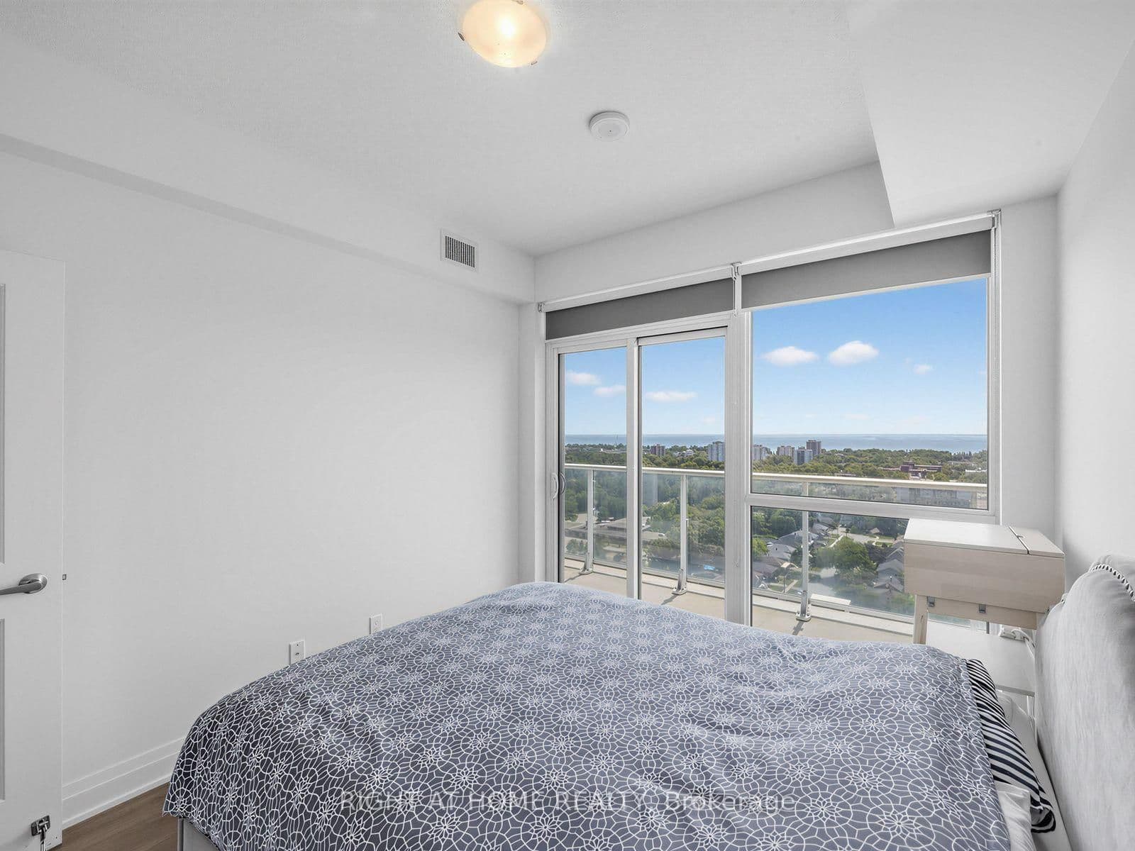 55 Speers Road, Unit LPH04 (1804) thumbnail 27