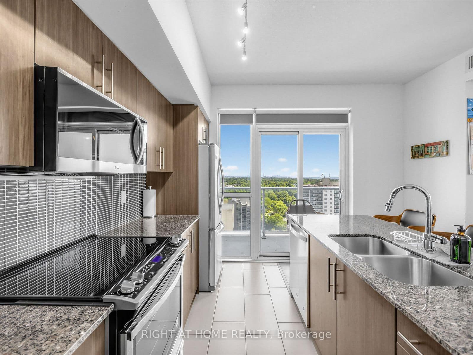 55 Speers Road, Unit LPH04 (1804) thumbnail 3