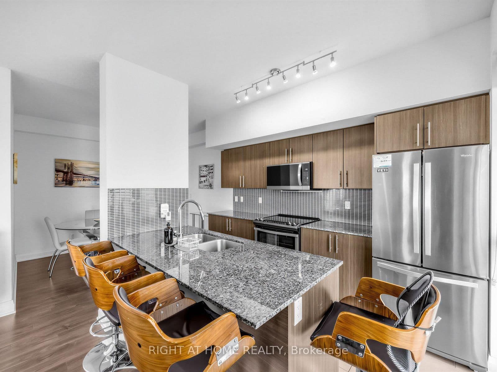 55 Speers Road, Unit LPH04 (1804) thumbnail 4