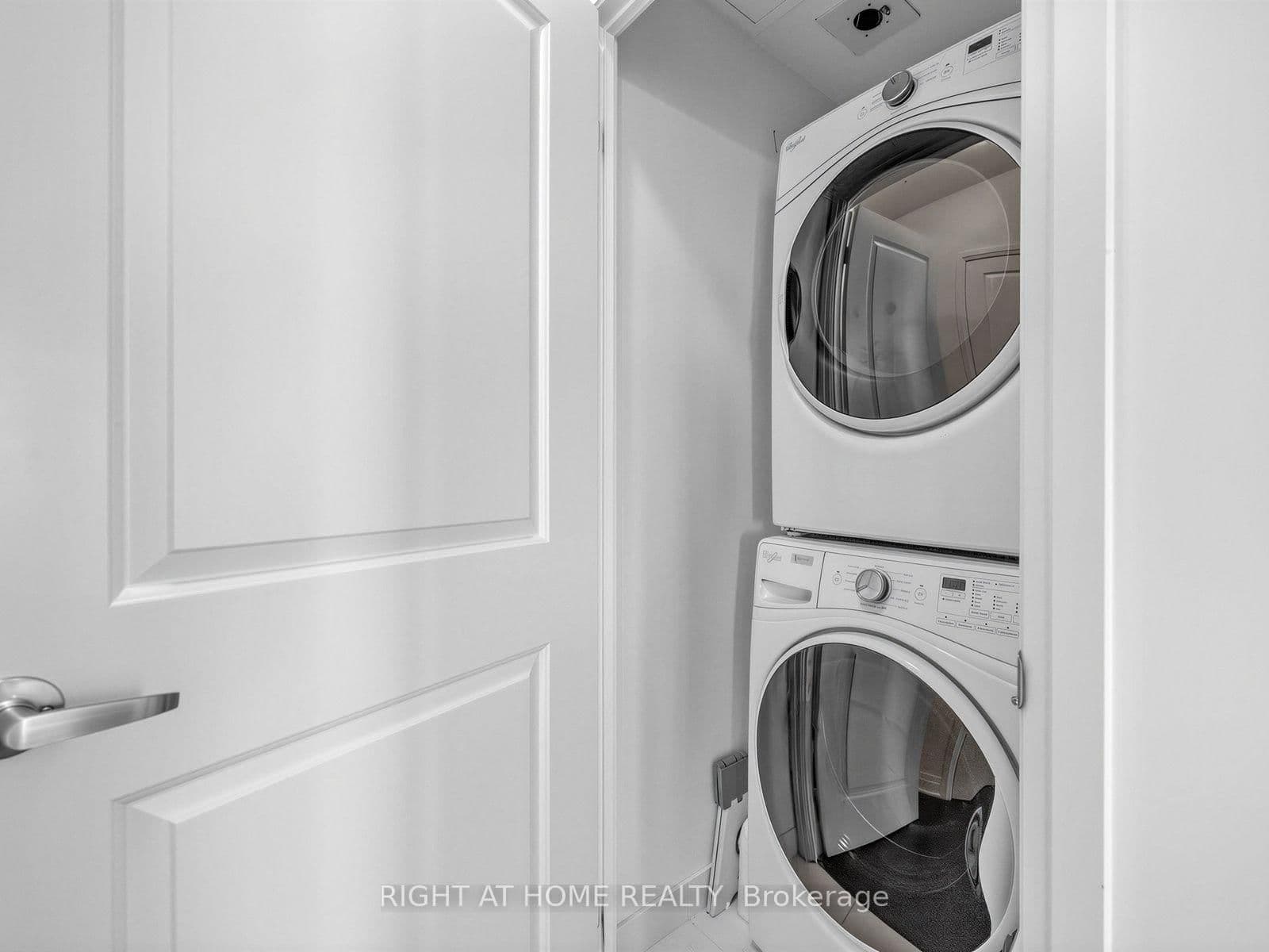 55 Speers Road, Unit LPH04 (1804) thumbnail 40