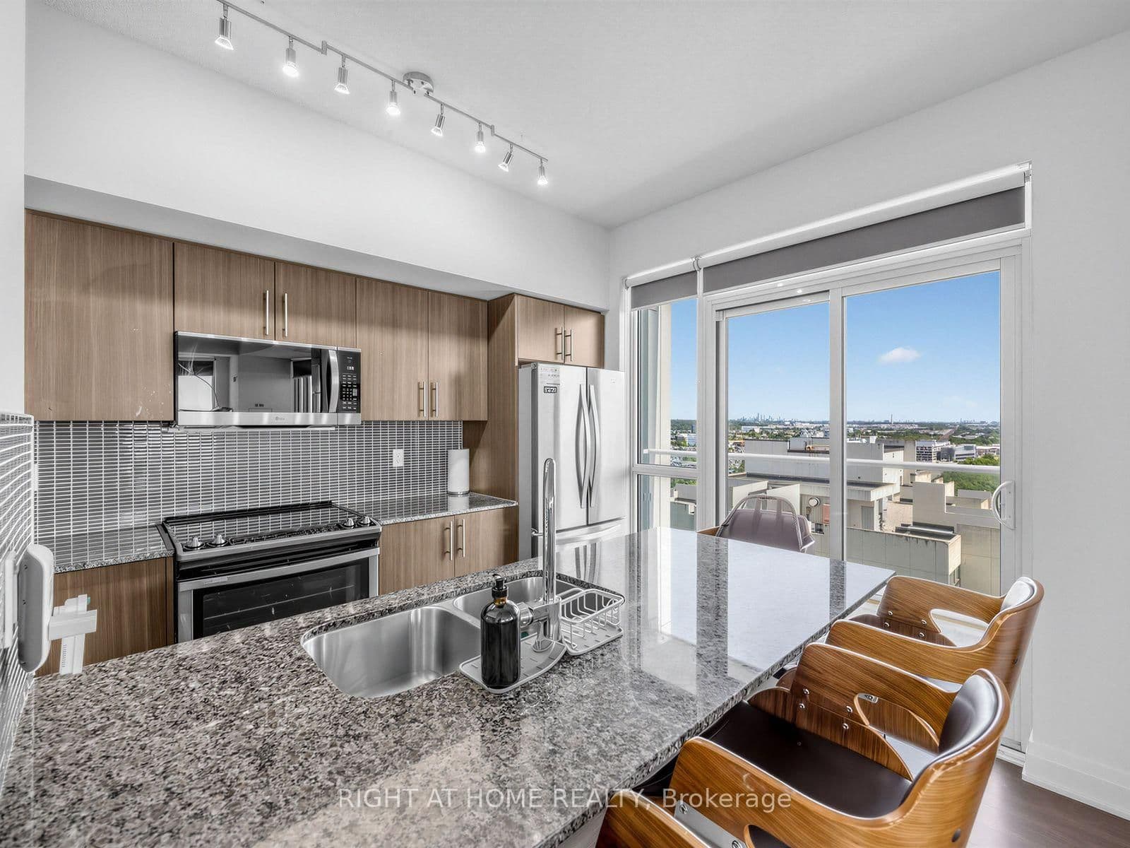 55 Speers Road, Unit LPH04 (1804) thumbnail 5