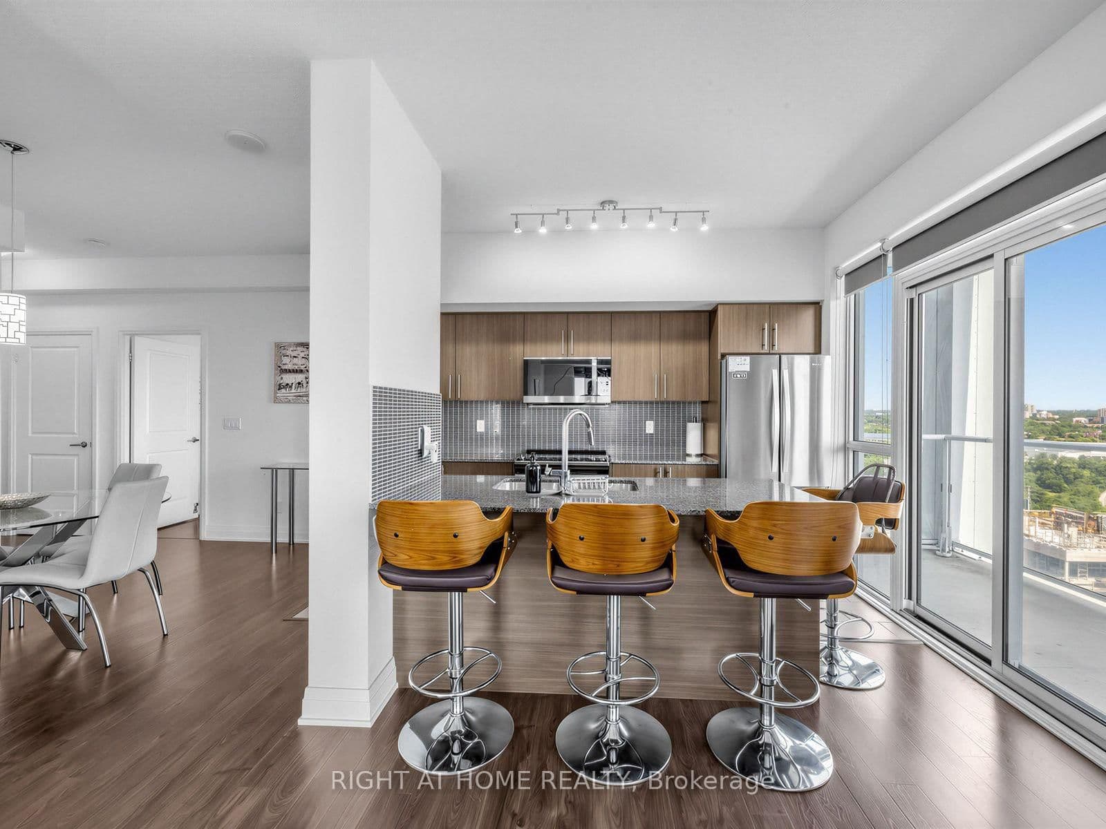 55 Speers Road, Unit LPH04 (1804) thumbnail 6