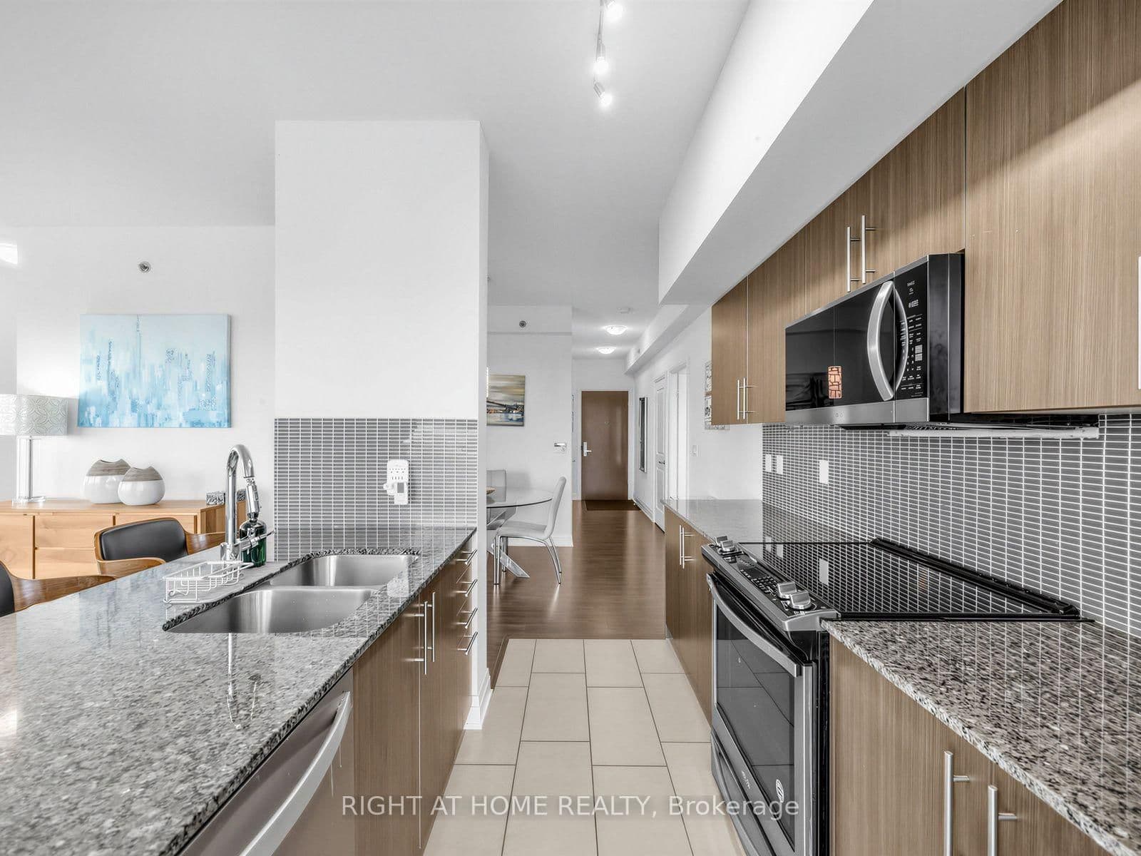 55 Speers Road, Unit LPH04 (1804) thumbnail 8