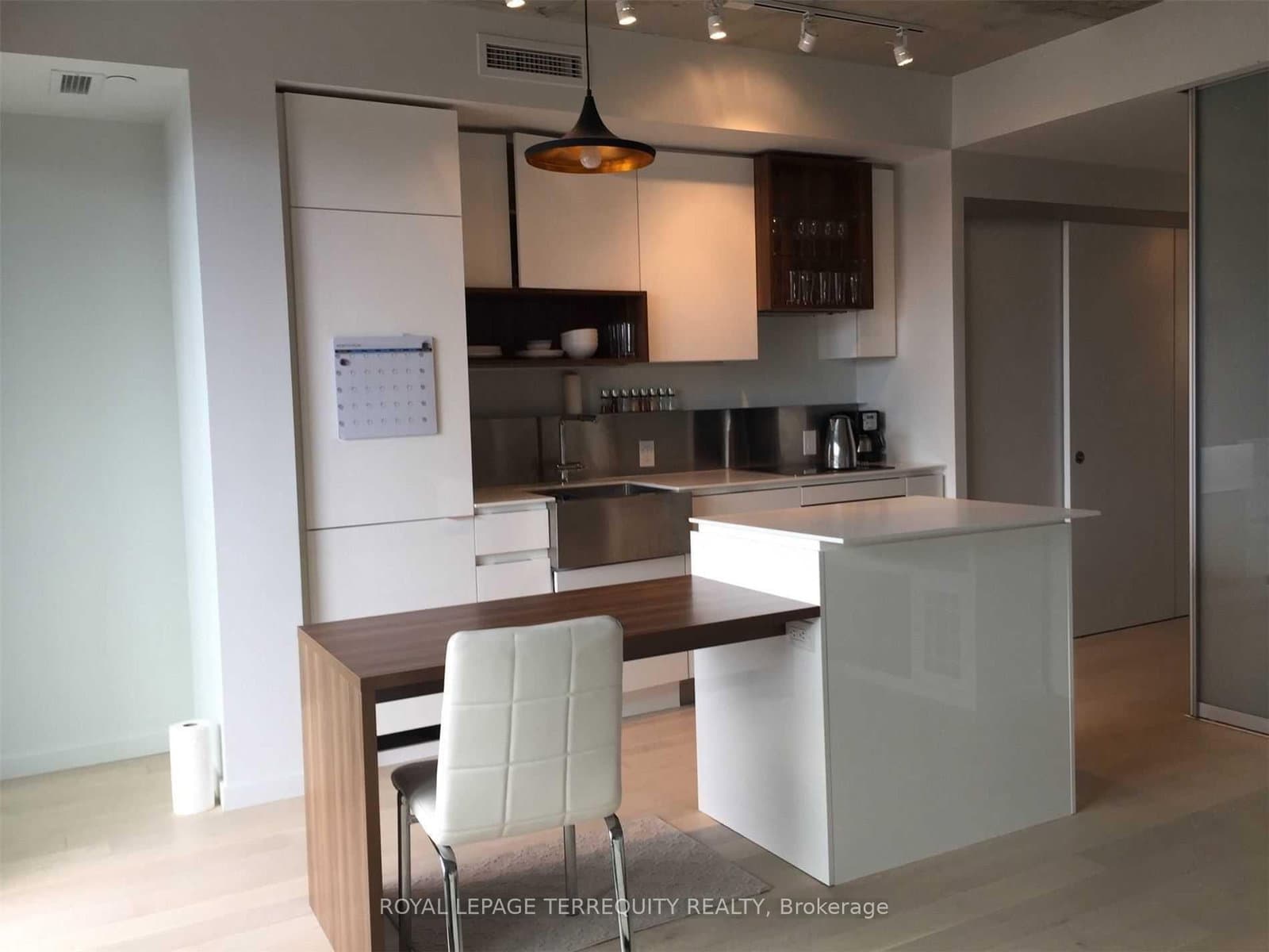 383 Sorauren Avenue, Unit 413
