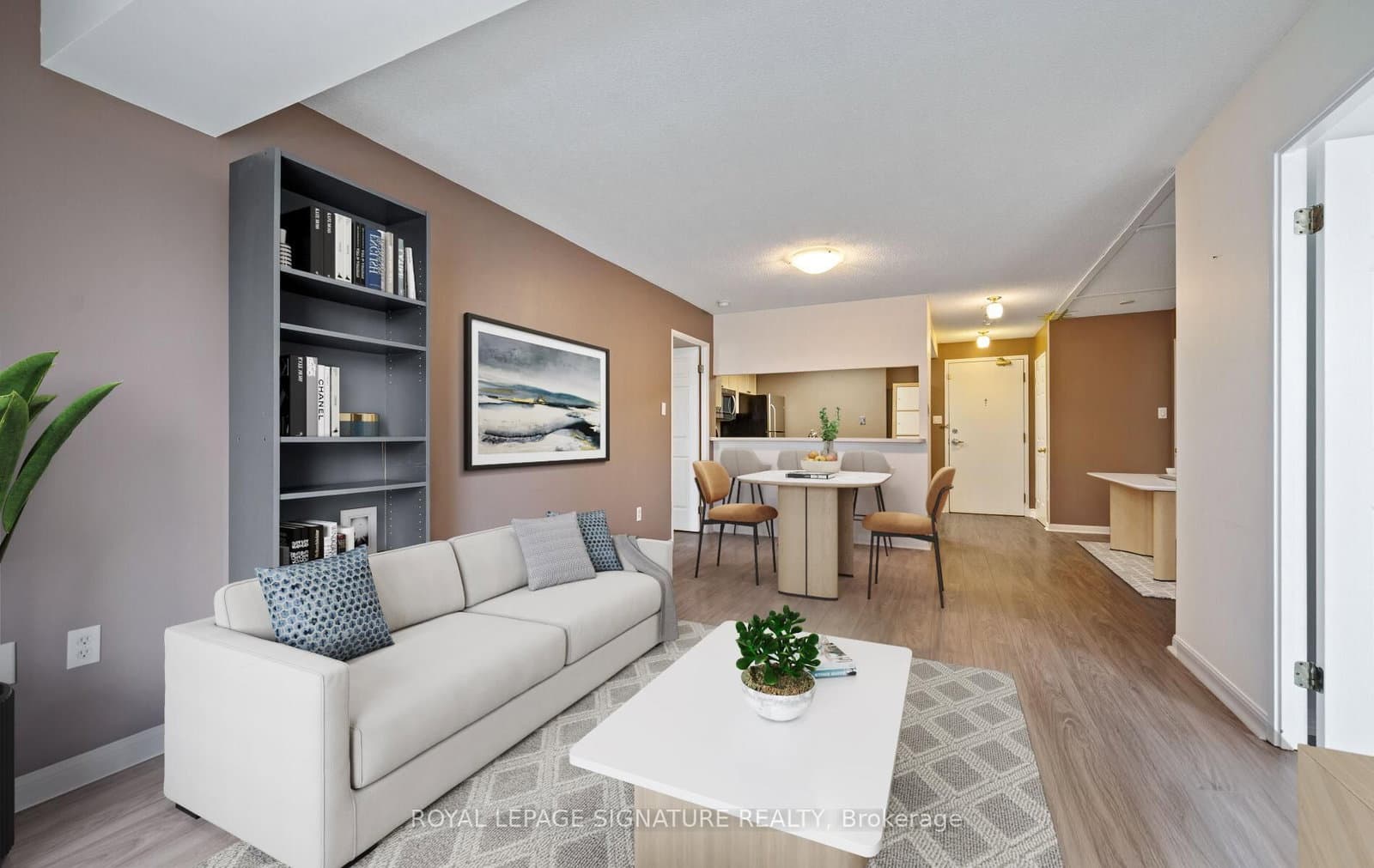 101 Subway Crescent, Unit 102 thumbnail 2