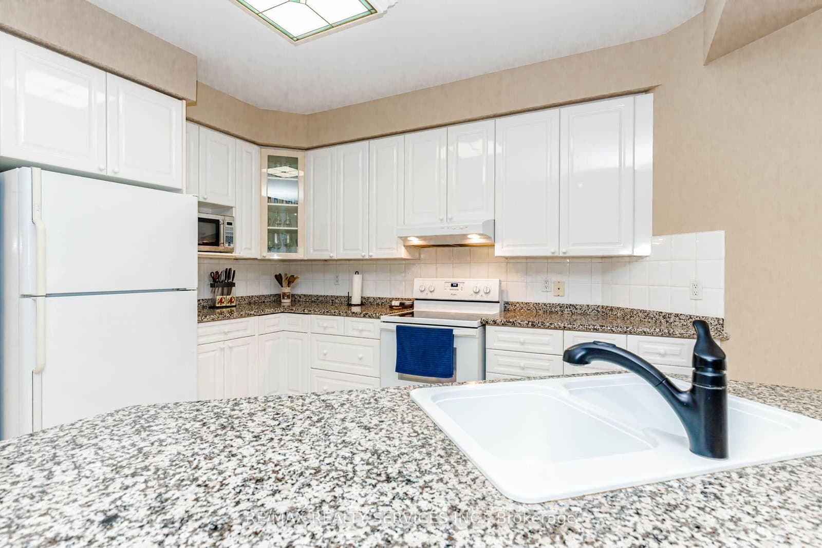 128 Valleywood Boulevard thumbnail 15