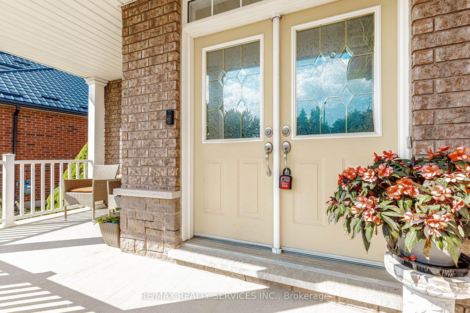 128 Valleywood Boulevard thumbnail 3