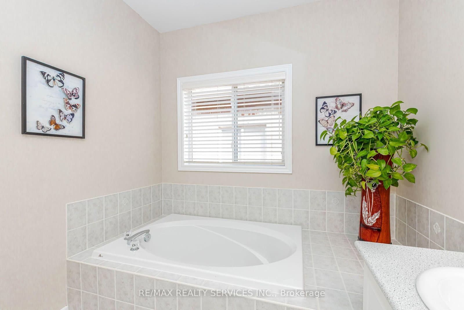 128 Valleywood Boulevard thumbnail 33