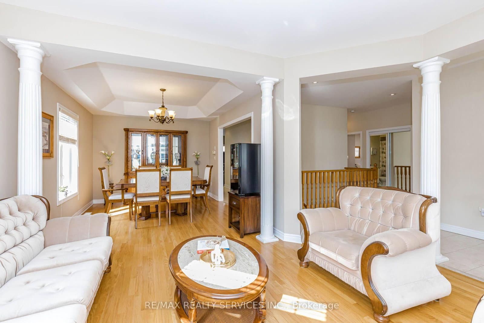 128 Valleywood Boulevard thumbnail 9
