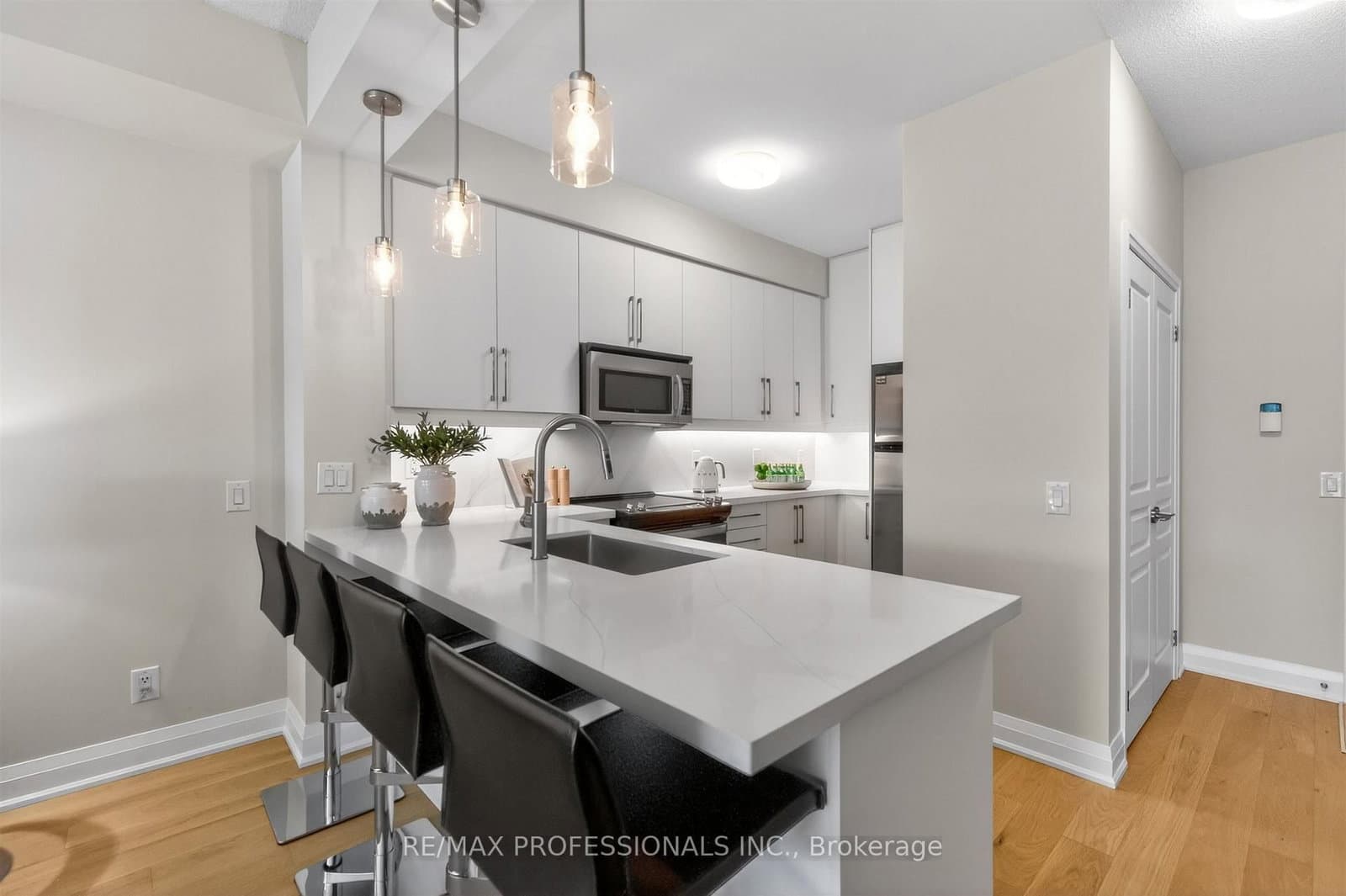 1 Hurontario Street, Unit 413 thumbnail 11