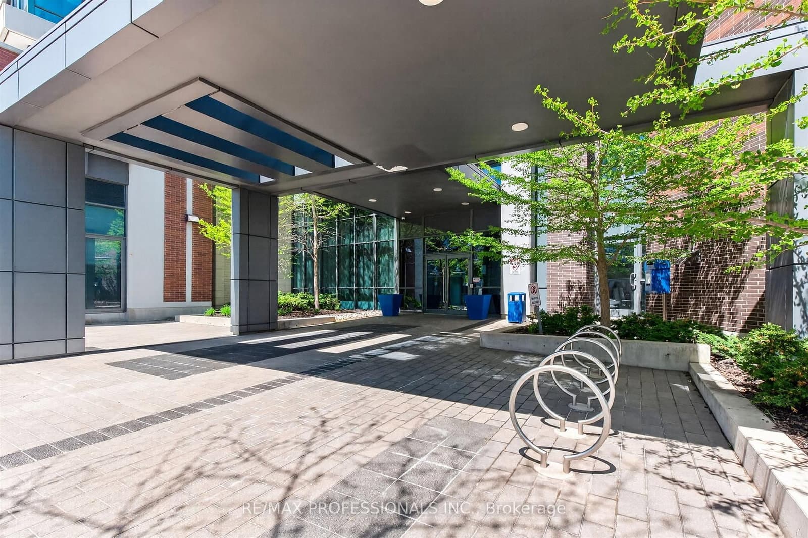1 Hurontario Street, Unit 413 thumbnail 3