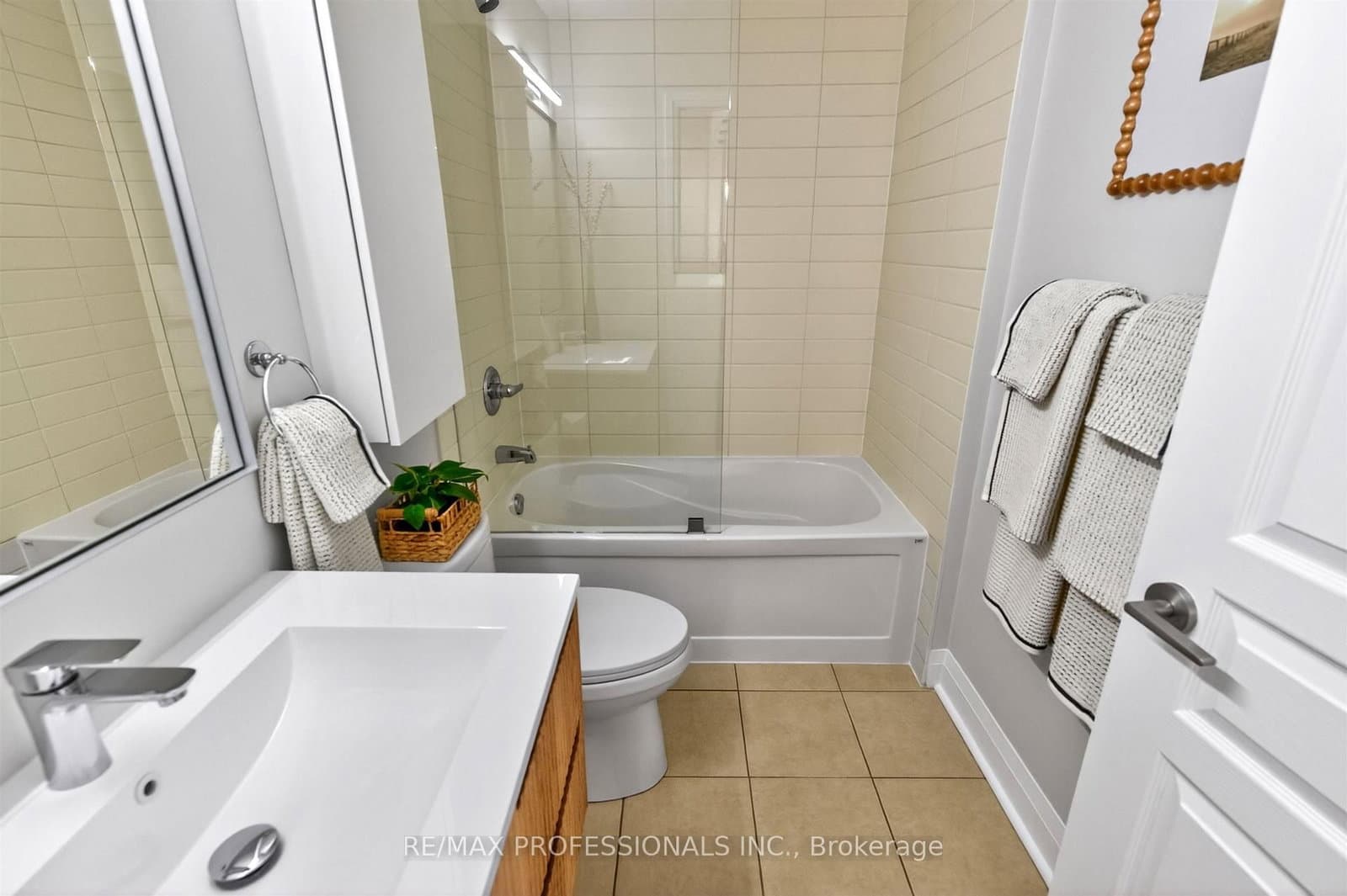 1 Hurontario Street, Unit 413 thumbnail 32