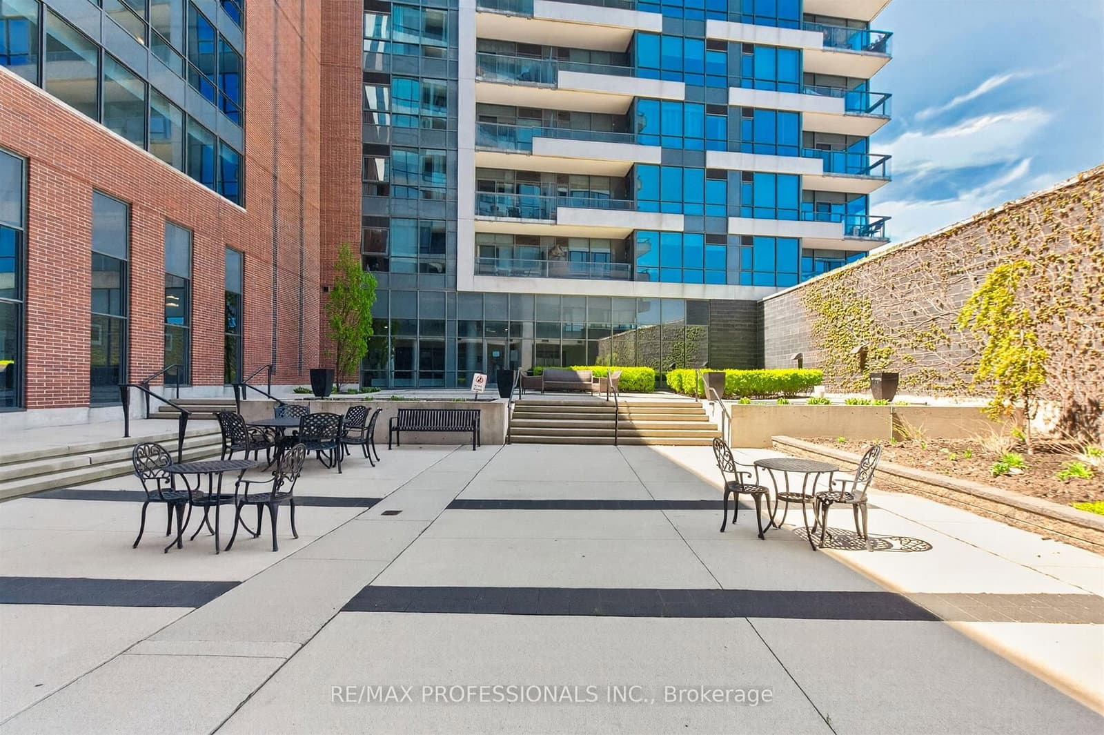 1 Hurontario Street, Unit 413 thumbnail 34