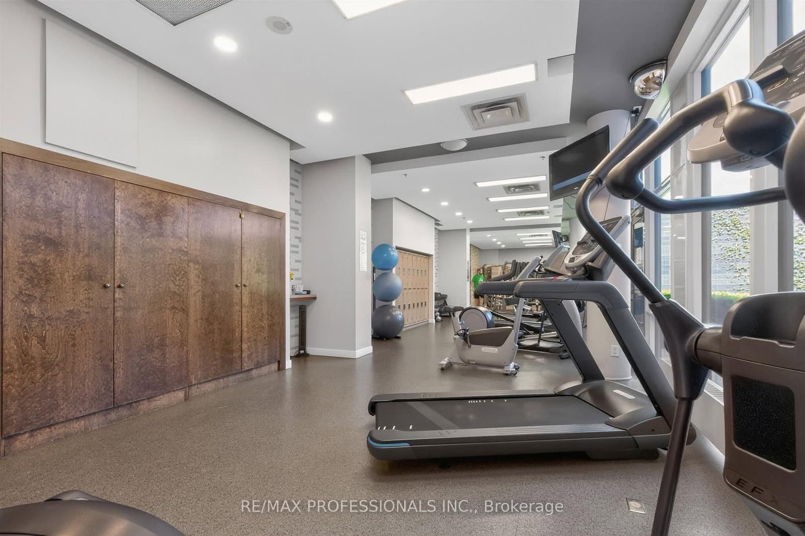 1 Hurontario Street, Unit 413 thumbnail 36