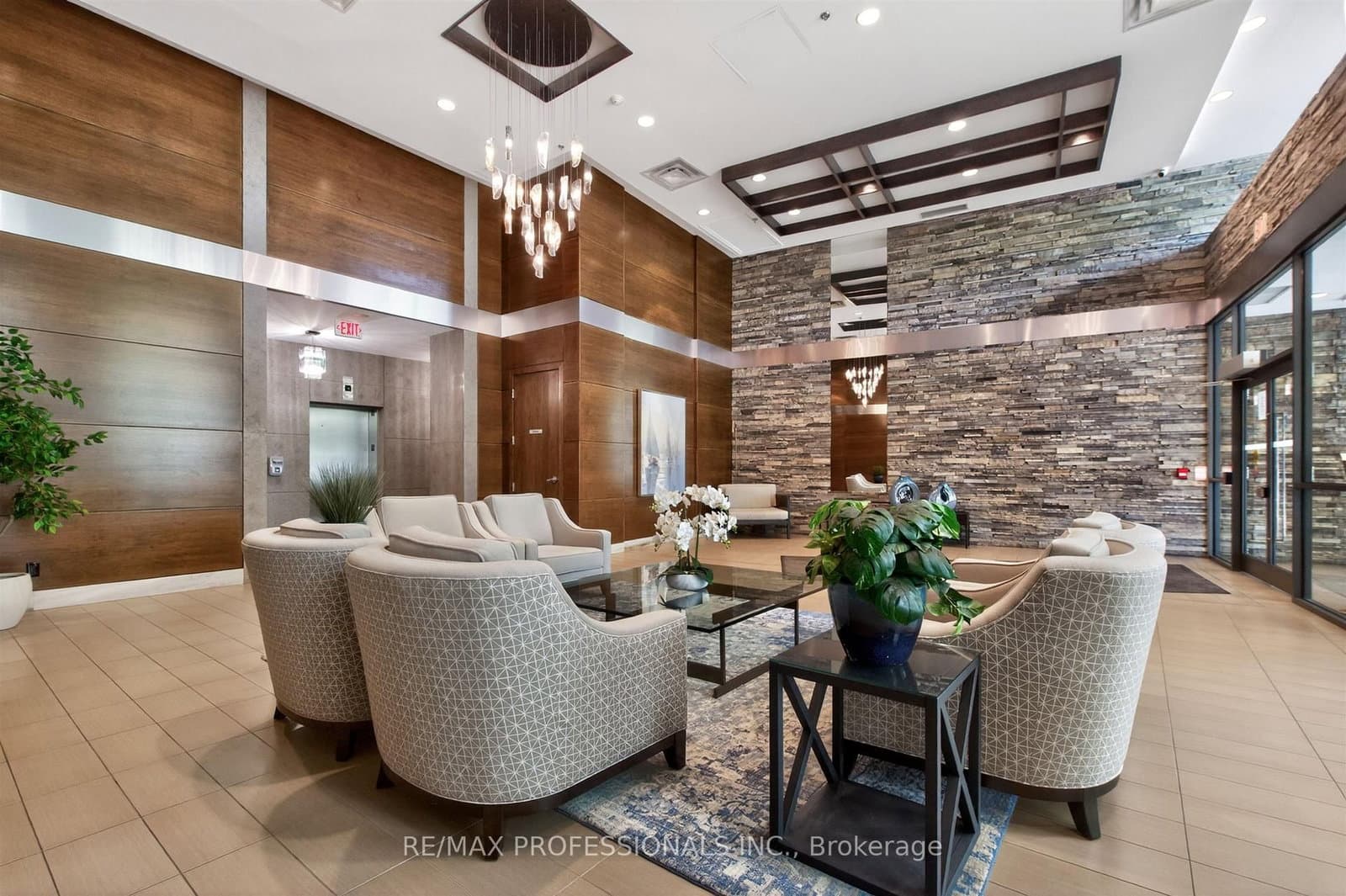 1 Hurontario Street, Unit 413 thumbnail 4