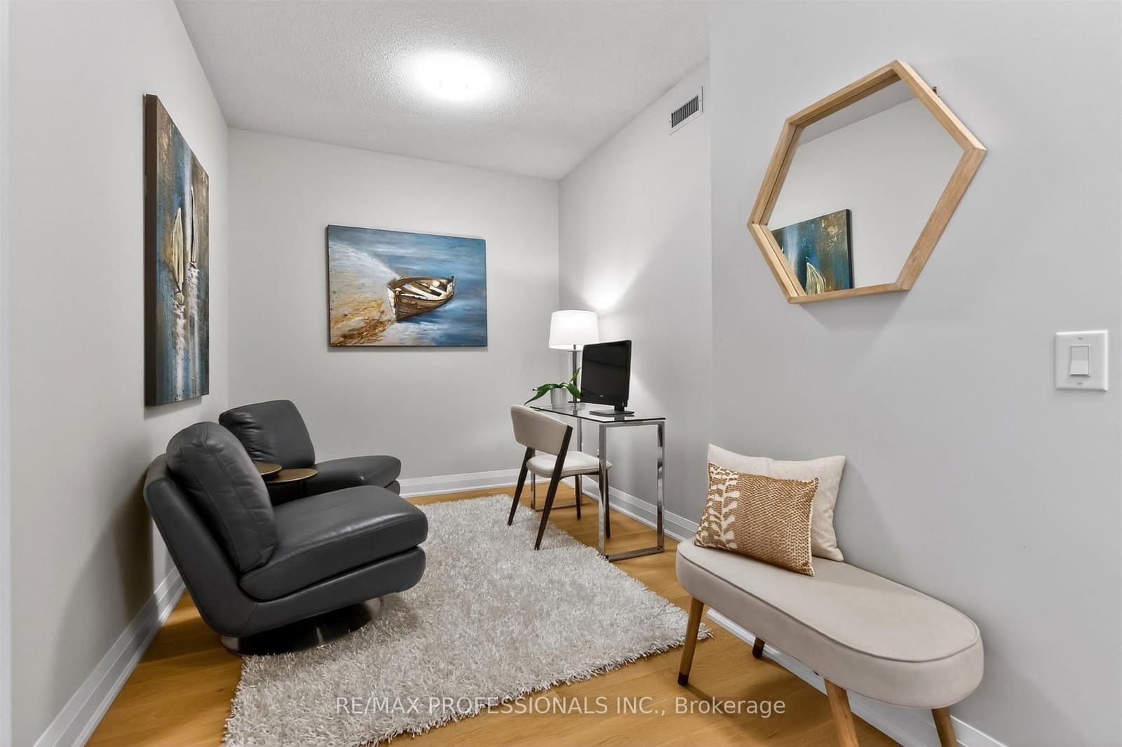 1 Hurontario Street, Unit 413 thumbnail 8