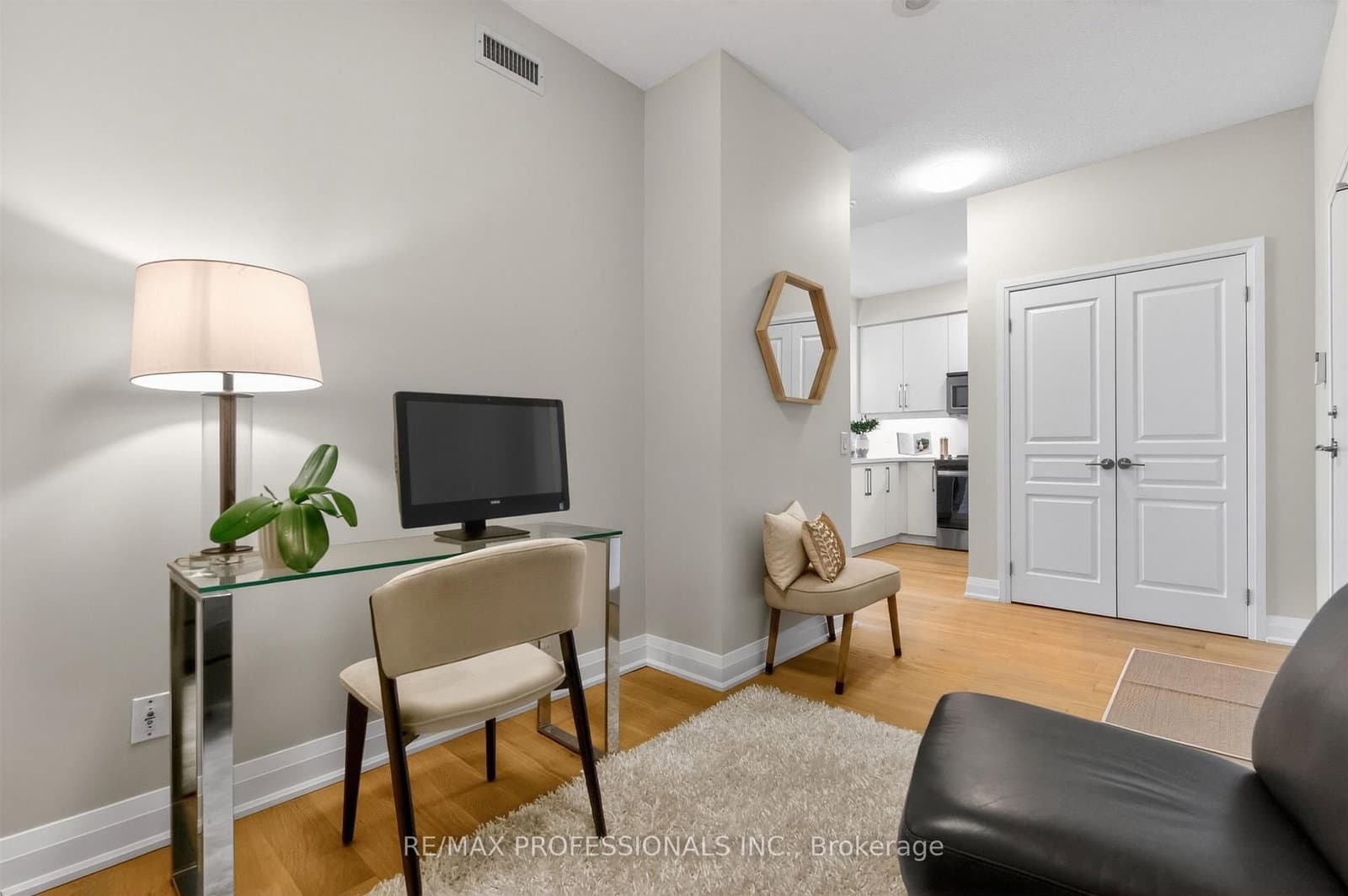 1 Hurontario Street, Unit 413 thumbnail 9