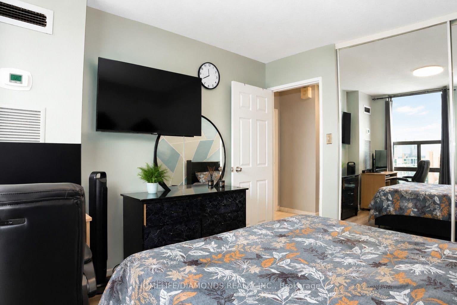18 Knightsbridge Road, Unit 1411 thumbnail 9