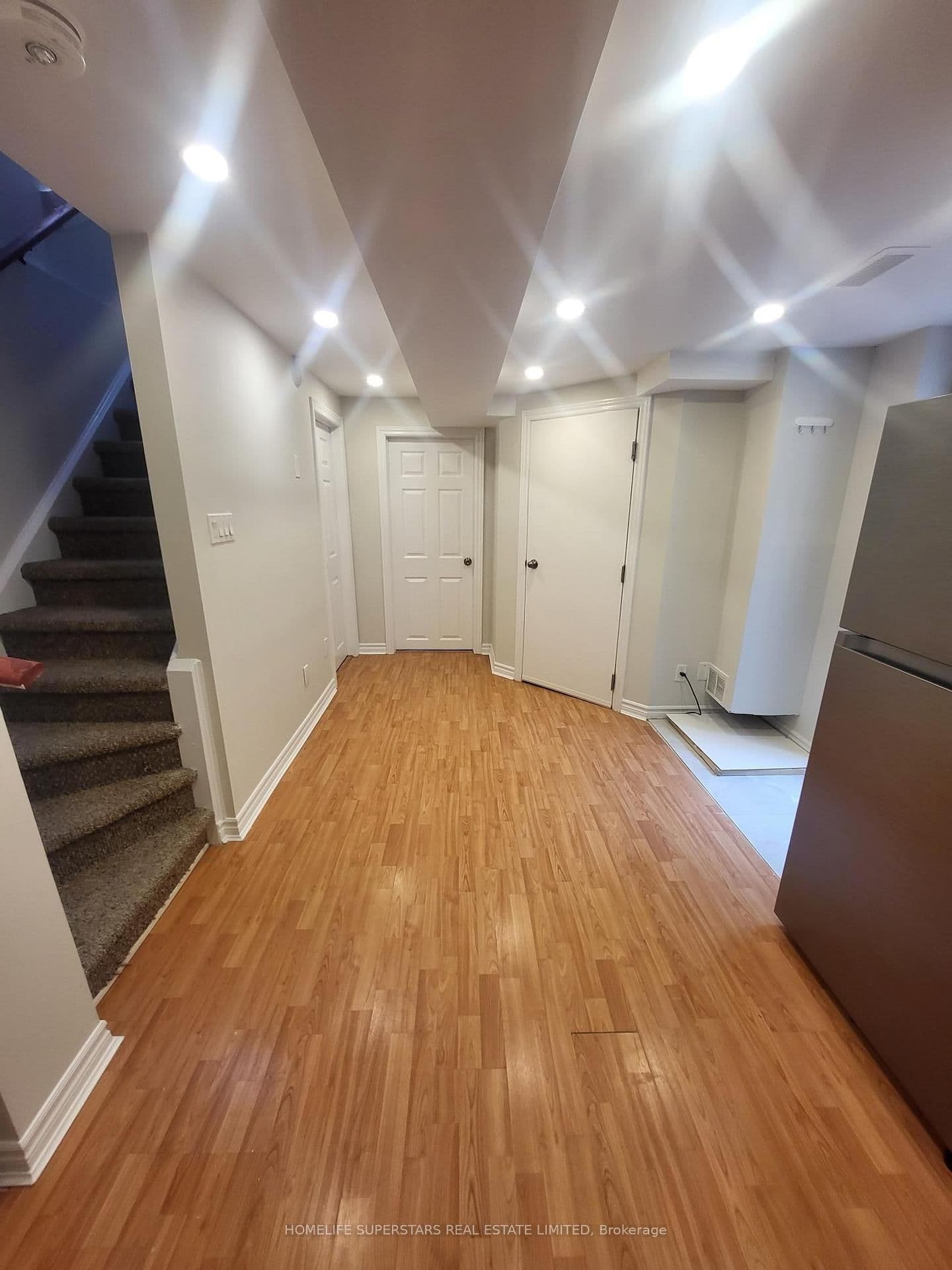 1585 Gowling Terrace thumbnail 3
