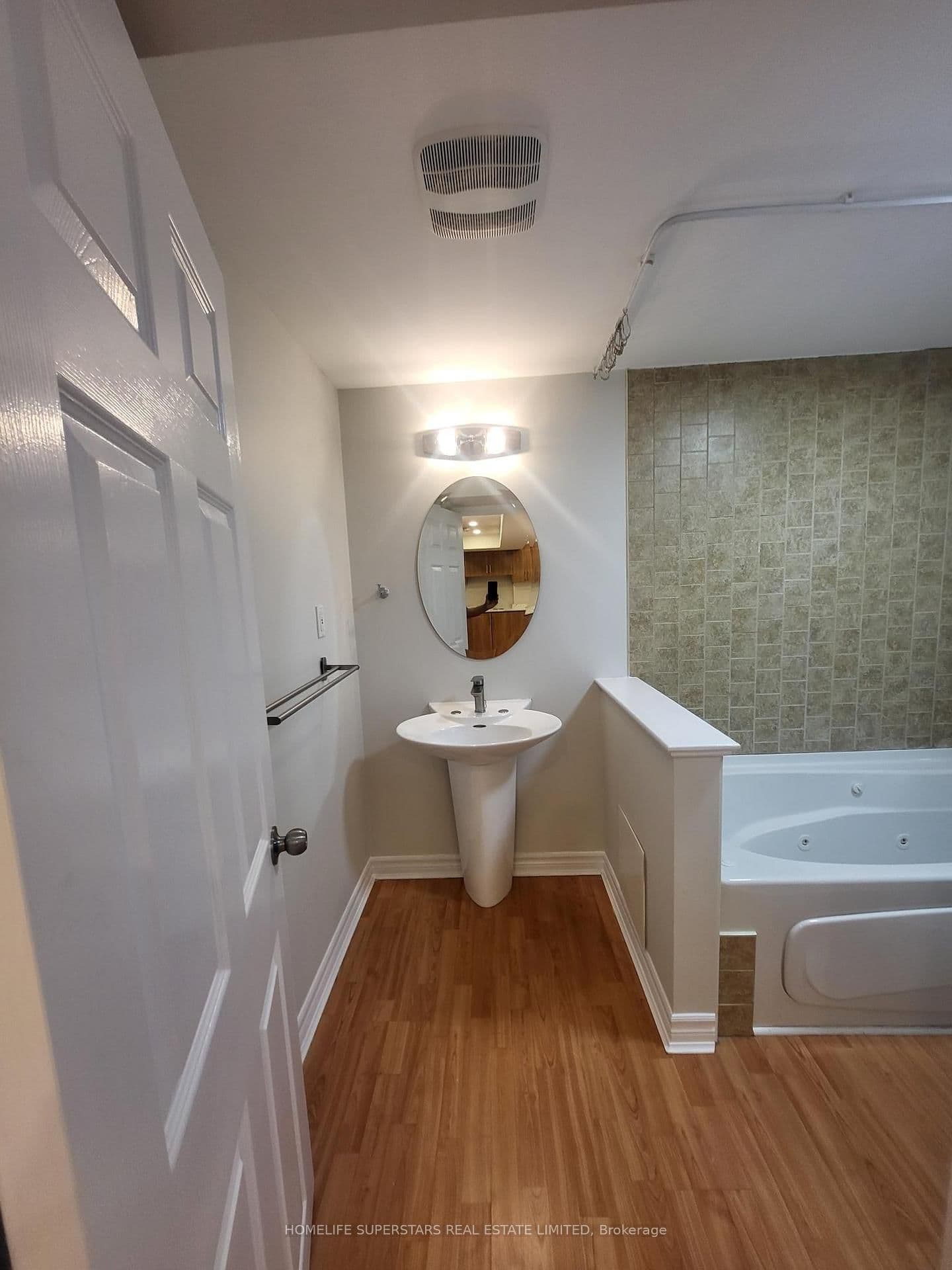1585 Gowling Terrace thumbnail 8