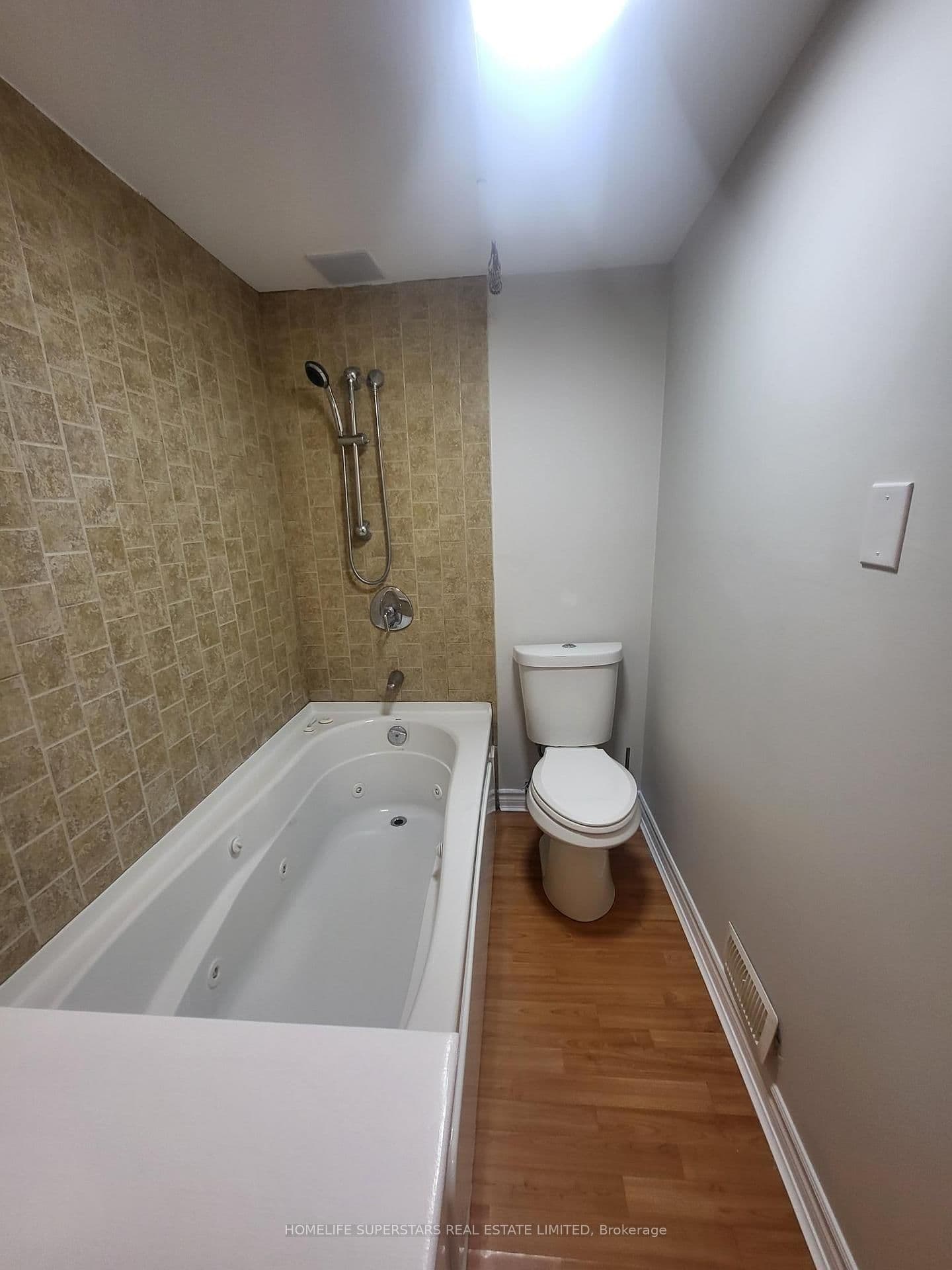 1585 Gowling Terrace thumbnail 9