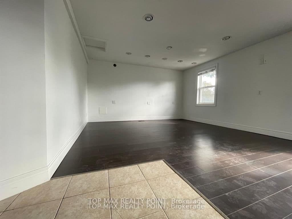 157 Queen Street W thumbnail 10