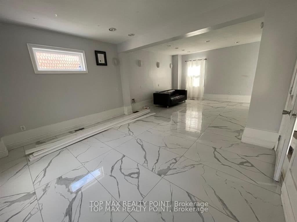 157 Queen Street W thumbnail 2