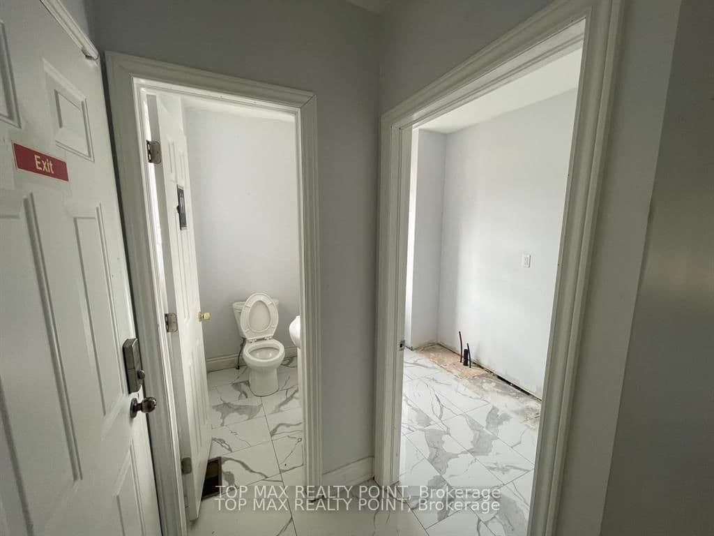 157 Queen Street W thumbnail 3