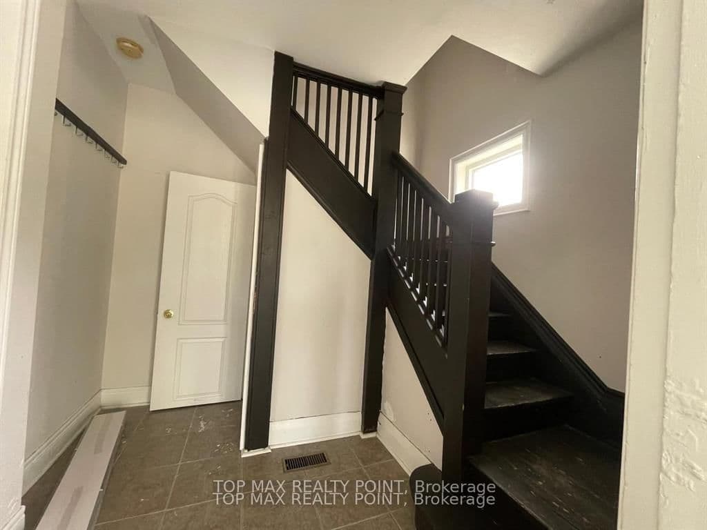 157 Queen Street W thumbnail 4