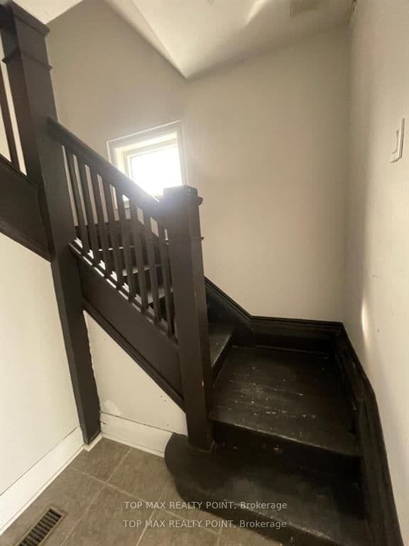 157 Queen Street W thumbnail 5