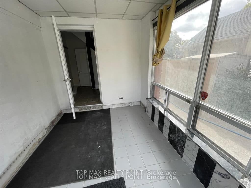 157 Queen Street W thumbnail 7