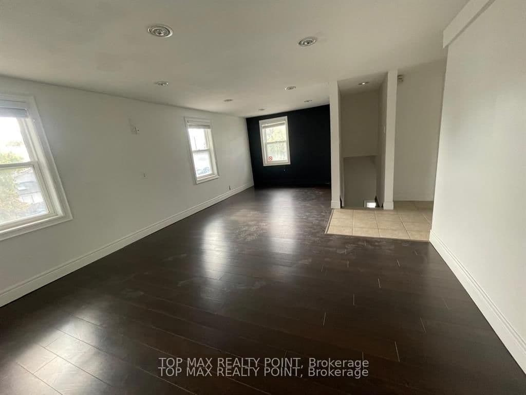157 Queen Street W thumbnail 8