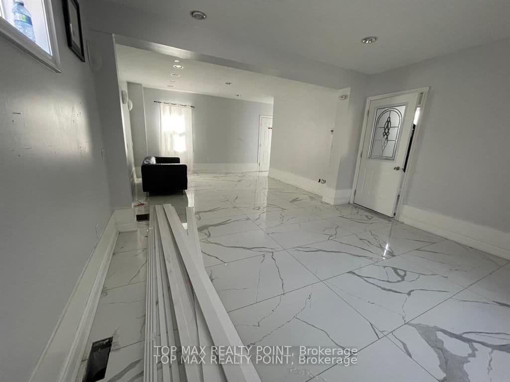 157 Queen Street W thumbnail 9