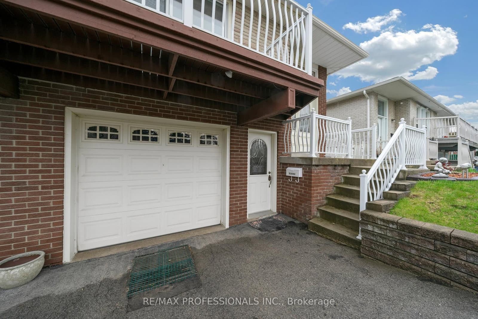 1877 Silverberry Crescent thumbnail 2