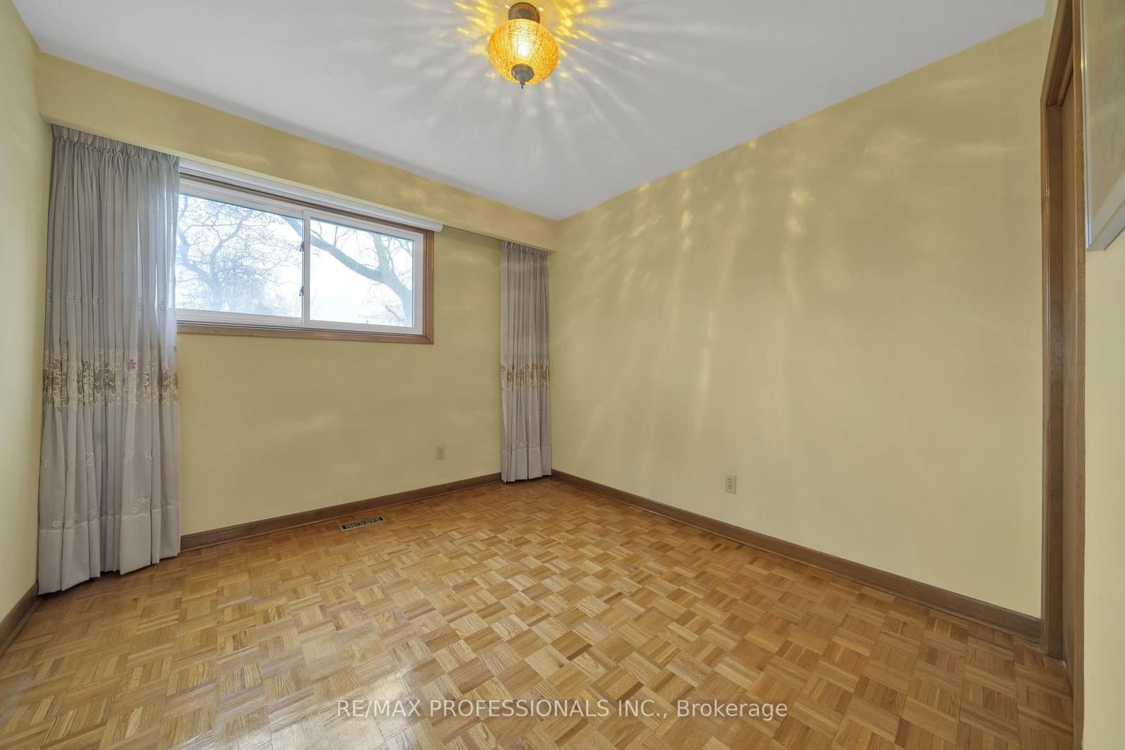 1877 Silverberry Crescent thumbnail 20
