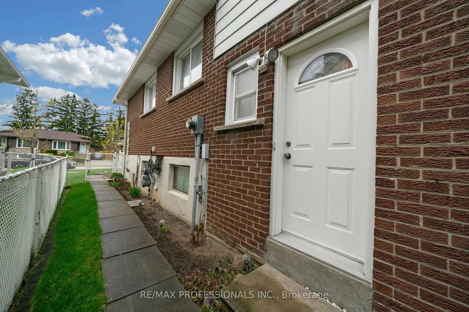 1877 Silverberry Crescent thumbnail 45