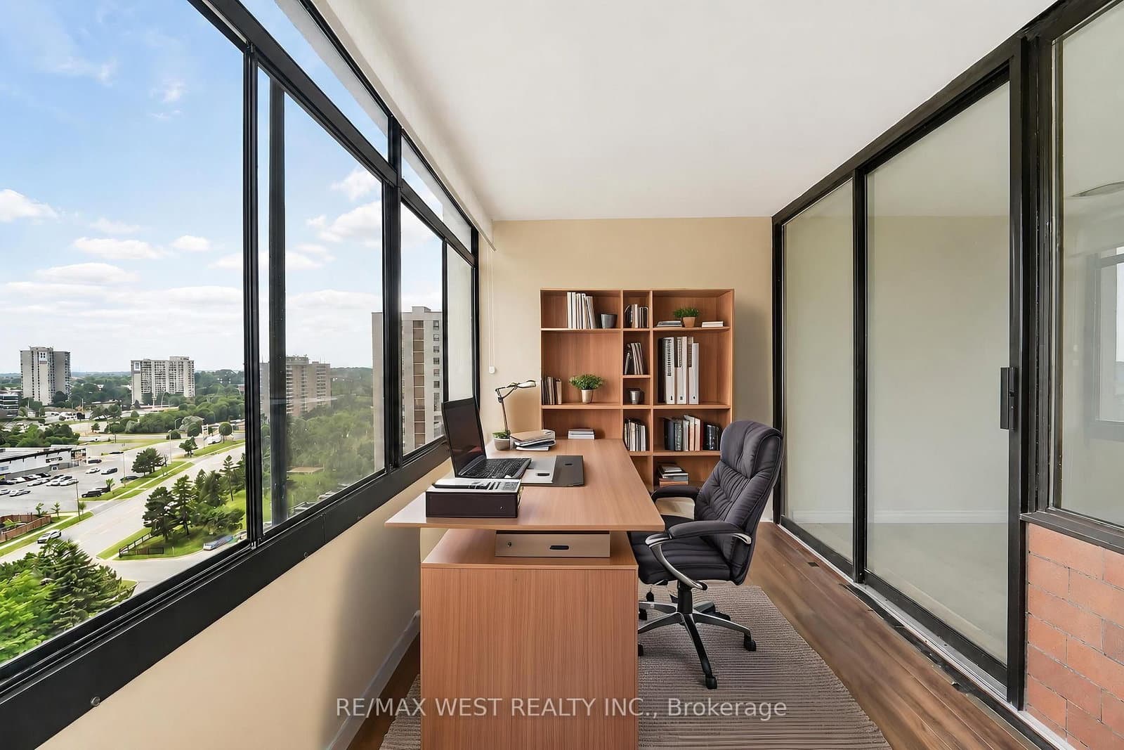 18 Knightsbridge Road, Unit 1604 thumbnail 4