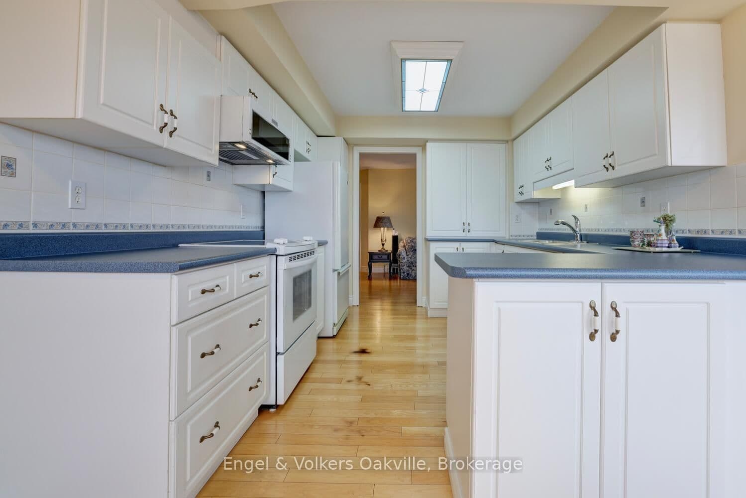 442 Maple Avenue, Unit 1402 thumbnail 23