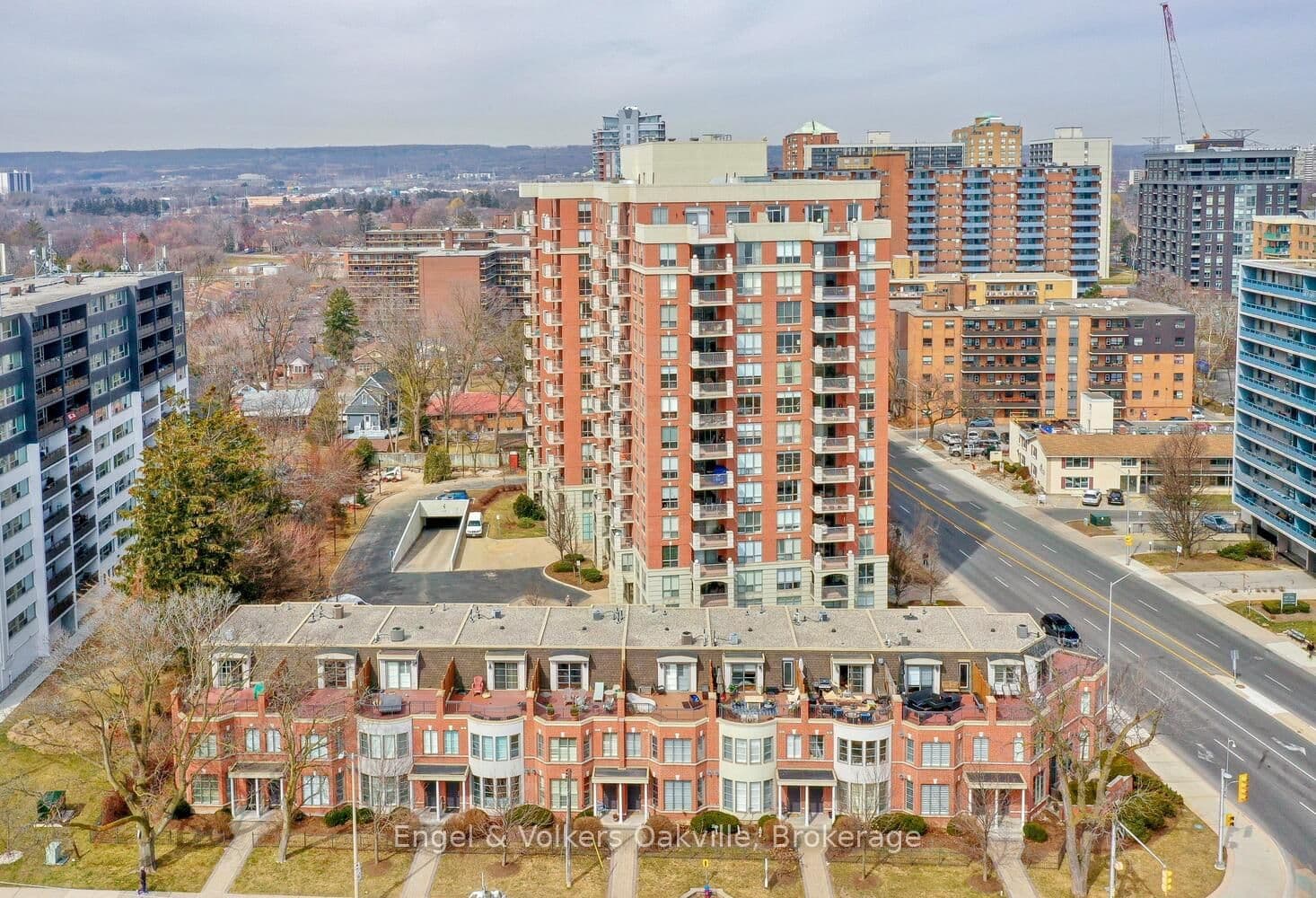 442 Maple Avenue, Unit 1402 thumbnail 3