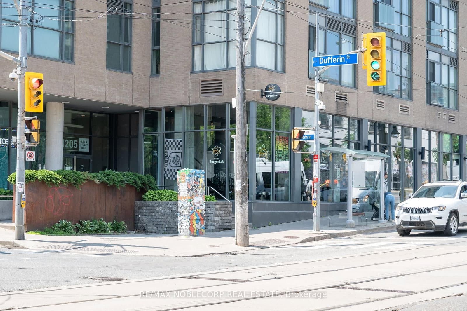 1205 Queen Street W thumbnail 4