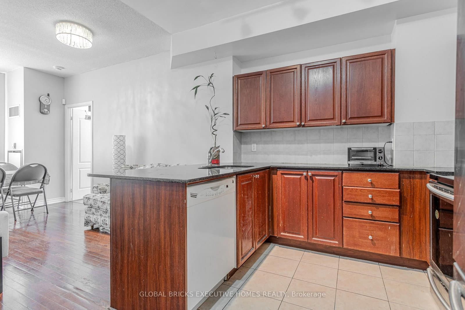 33 Elm Drive W thumbnail 4