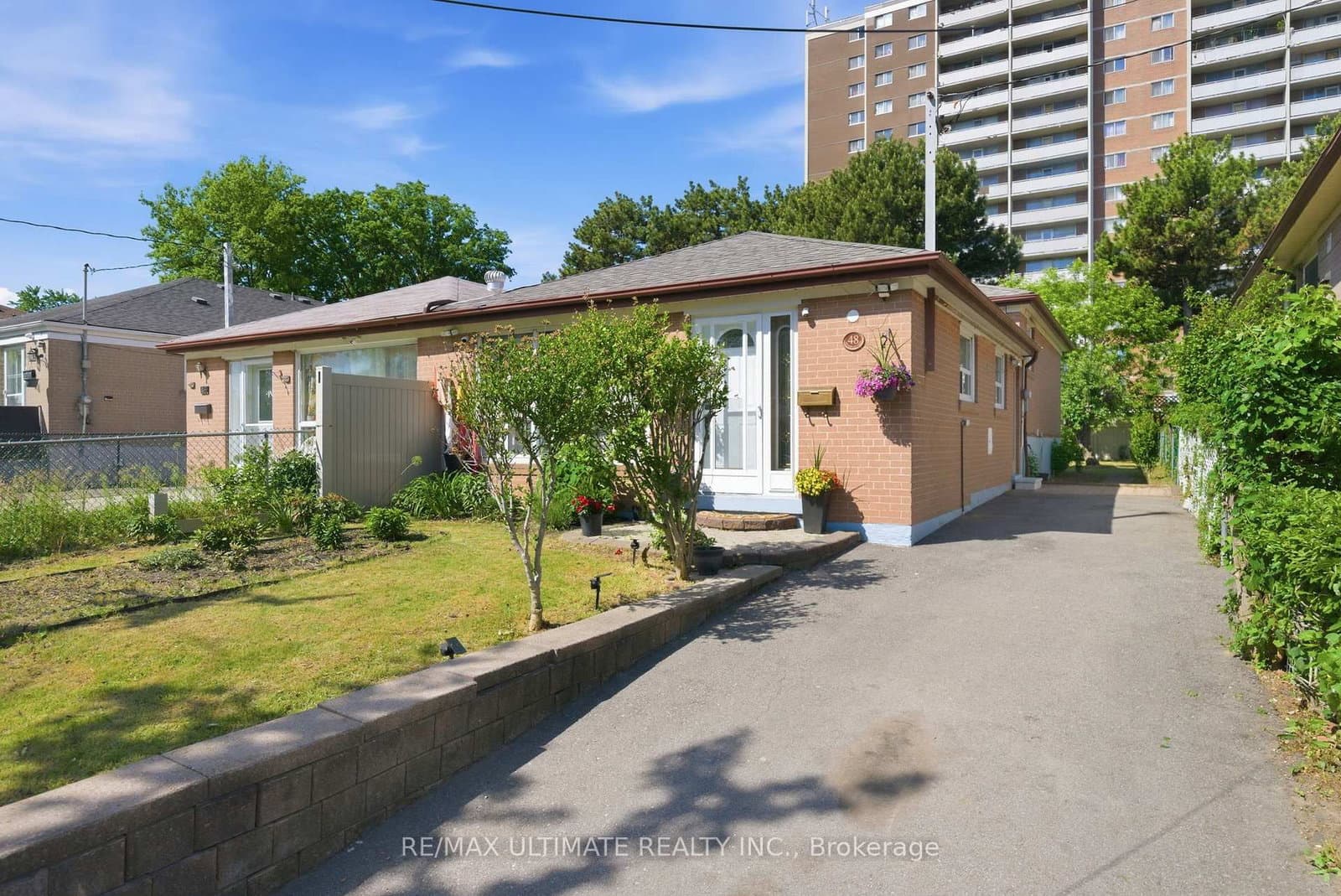48 Venetian Crescent - Image 1
