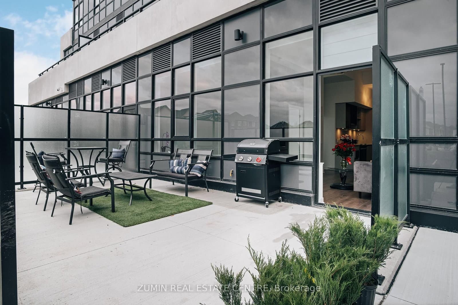 395 Dundas Street W, Unit 110 thumbnail 2