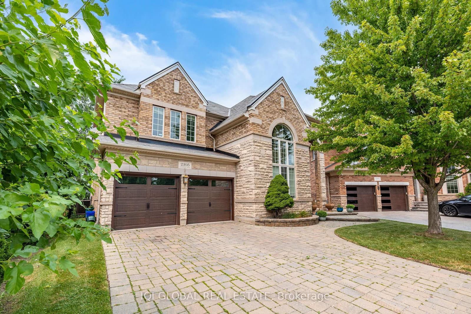 2395 Lyndhurst Drive thumbnail 2
