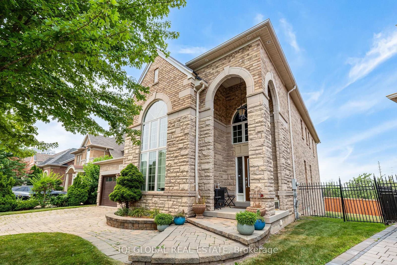 2395 Lyndhurst Drive thumbnail 3