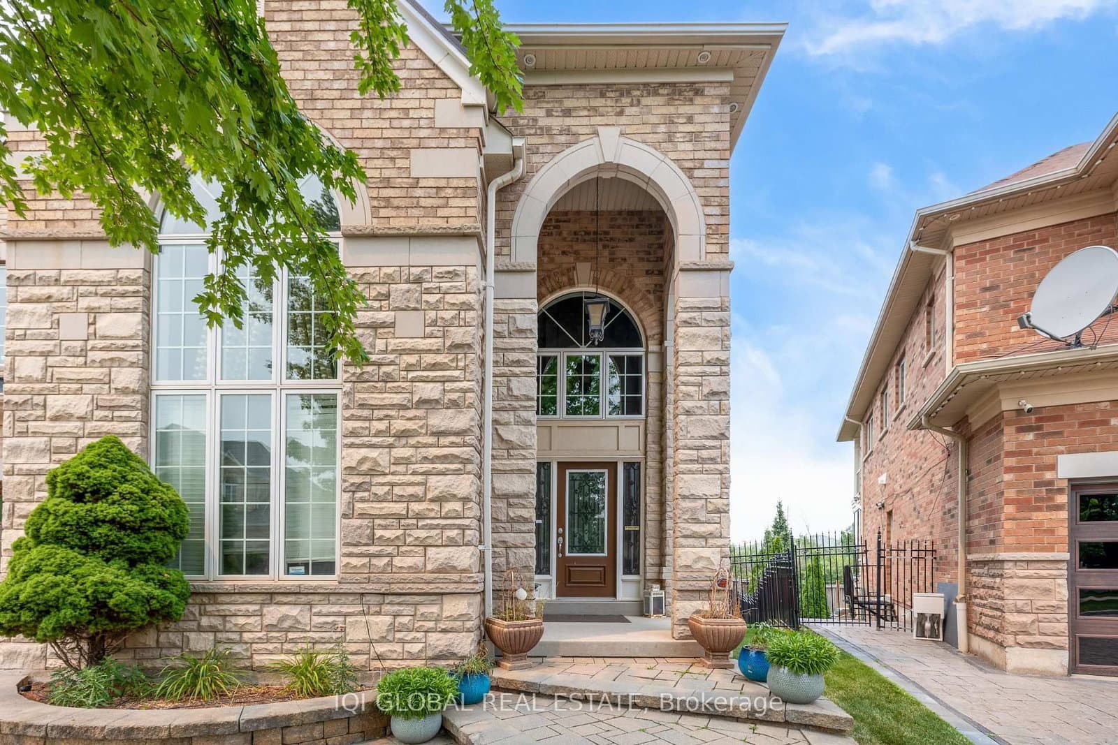 2395 Lyndhurst Drive thumbnail 4