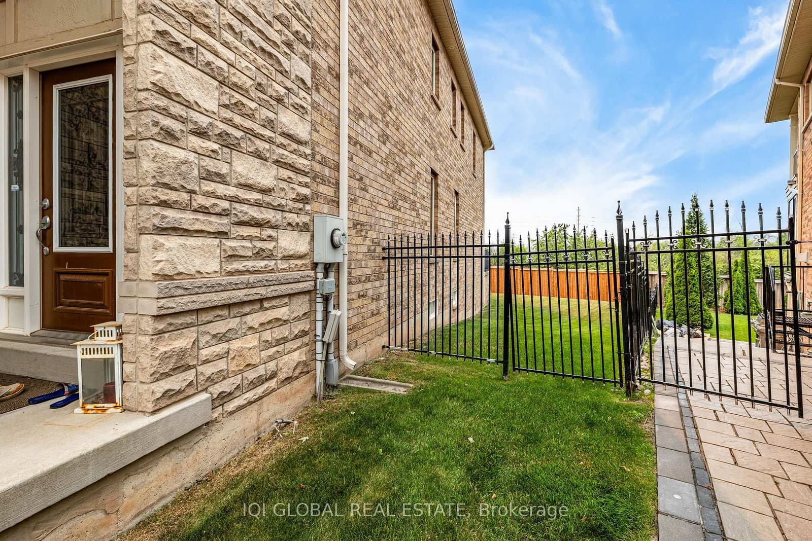 2395 Lyndhurst Drive thumbnail 8