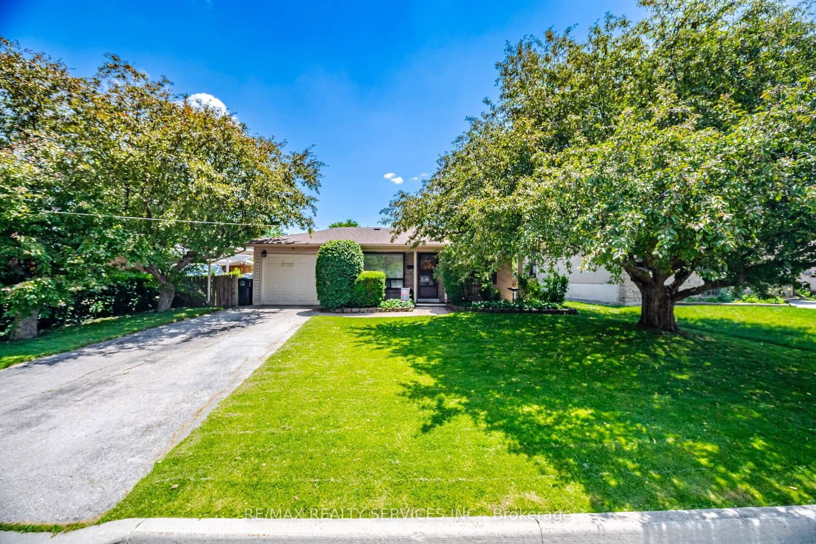 15 Ferndale Crescent - Image 1